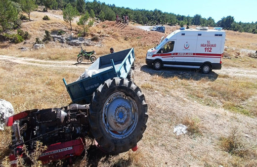 Uşak'ta feci kaza! Devrilentraktörün altında kaldılar