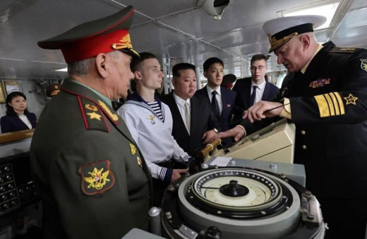 Kuzey Kore lideri, Rus bombardıman uçaklarını ve savaş gemisini inceledi