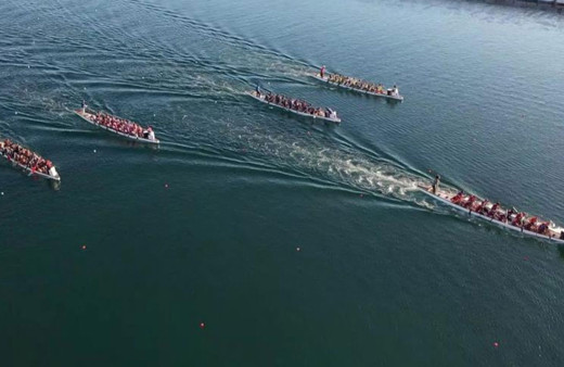 Çalışanlar Dragon Festivali'nde bot yarışlarında mücadele ediyor