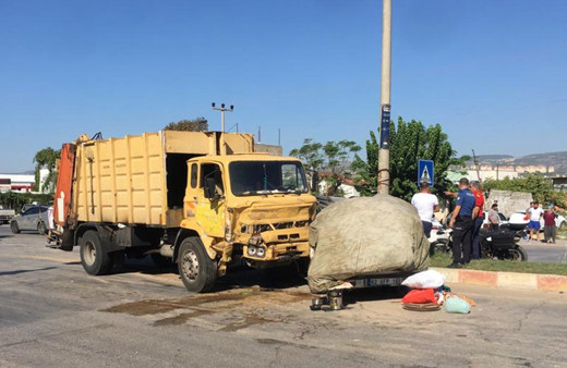 Mersin'de feci kaza! Çöp kamyonu ile pikabın çarpışması sonucu 4 kişi öldü
