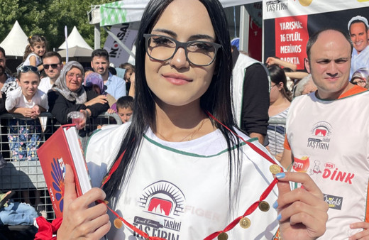 16 dakikada 8 tahanlı pide yedi, 10 çeyrek altın kazandı!