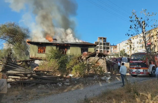 Kastamonu'da iki katlı ahşap ev alev alev yandı!