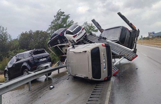 Amasya'da feci kaza! Otomobil yüklü tır bariyerlere çarpıp devrildi