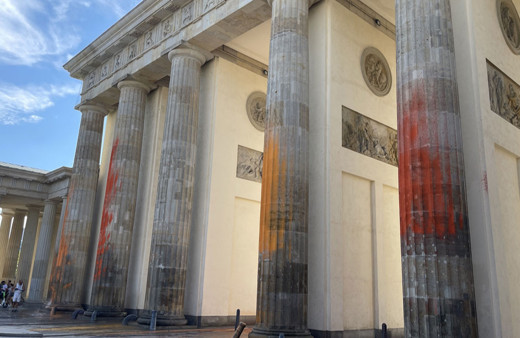 İklim aktivistlerinden tarihi Brandenburg Kapısı'na boyalı saldırı!