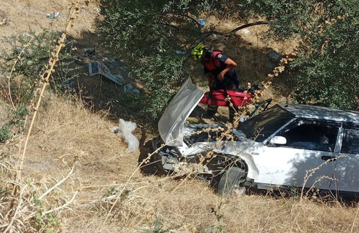 İki otomobil virajda birbirine girdi: 4 yaralı