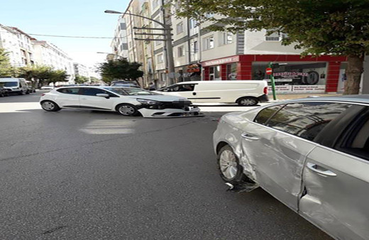 Eskişehir'de kontrolden çıkan 2 otomobil birbirine girdi!