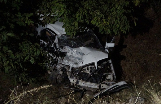 Uşak'ta korkunç kaza! Kafa kafaya çarpışan otomobil şarampole yuvarlandı: 13 yaralı