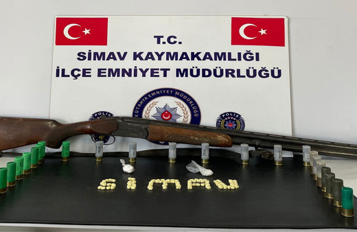 Kütahya' uyuşturucu operasyonu! Ruhsatsız av tüfeği ve uyuşturucu ele geçirildi