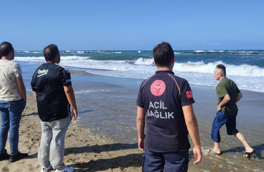 Sakarya'da denize giren 14 yaşındaki çocuk dalgalar arasında kayboldu