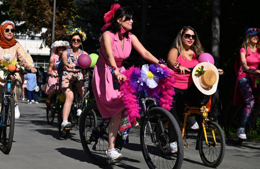 Başkentte kadınlar süslenip püslenip pedal bastı