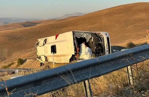 Göçmen taşıyan midibüs  kontrolden çıkıp takla attı! 5 kişi öldü 21 kişi yaralandı