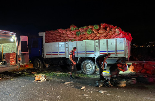 Dinamit yüklü kamyonet devrildi yol 7 saat kapalı kaldı! Bomba imha uzmanları tek tek topladı
