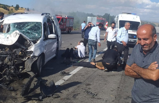 Bingöl'de vinç ile hafif ticari araç çarpıştı: 8 kişi yaralandı!