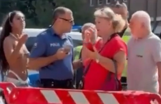 İstanbul Kadıköy'de bir kadın ip bikiniyle sokağa çıktı! Vatandaş tepki gösterdi işte o anlar...