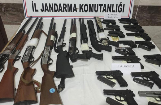 Köydeki asker eğlencesinde sanki cephanelik ele geçirildi!