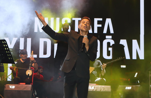 Mustafa Yıldızdoğan Manisa'da konser verdi