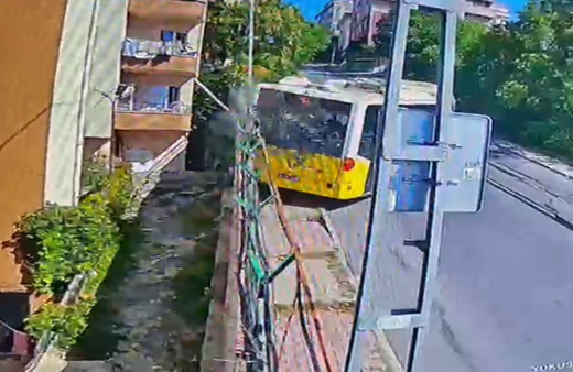 Başakşehir'de rampadan çıkamayan İETT otobüsü kontrolden çıktı! Devrilme anı kameralara yansıdı
