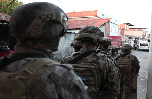 Bursa'da zehir tacirlerine helikopter destekli şafak operasyonu!