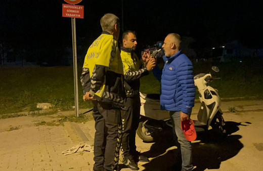 Motosikletten düşen alkollü sürücü polislere zor anlar yaşattı! "Bana komplo mu kuruyorsunuz?"