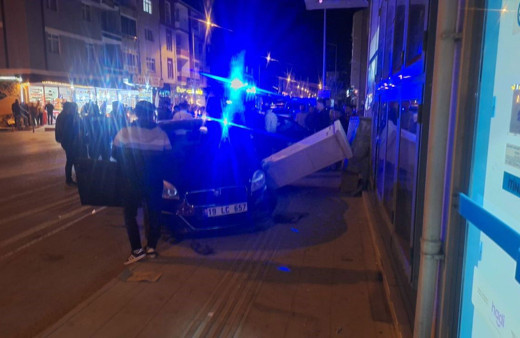 Çarpışan otomobiller elektrik panosunu devirip markete uçtu!