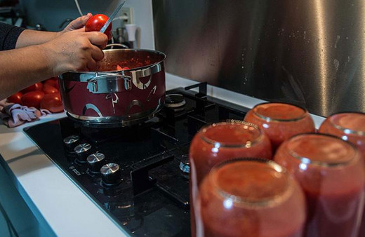 Evde yapılan konserve can aldı! Uzmanı botulizm için uyardı:1 gramı 1 milyon insanı zehirleyebilir