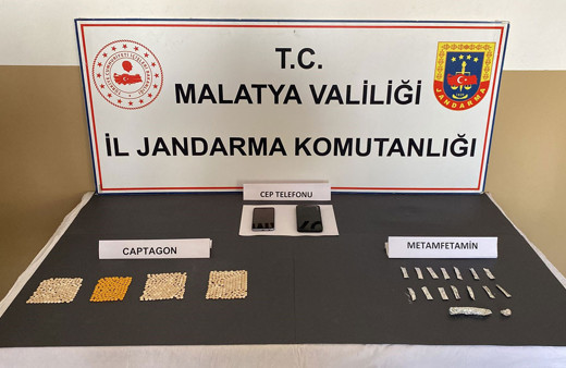 Malatya'da uyuşturucu operasyonu! Çok sayıda captagon uyuşturucu hap ile metamfetamin maddesi ele geçirildi.
