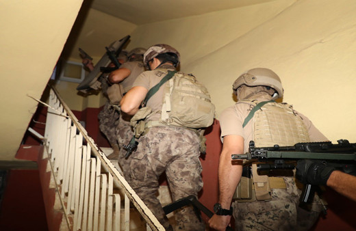 Mersin'de suç örgütü üyeleri yakayı ele verdi! 17 kişi gözaltına alındı