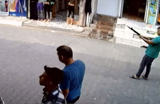 Haraç alamadığı esnafa iş yerinde tüfekle kurşun yağdırdı! O anlar güvenlik kamerasına yansıdı