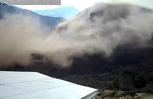 Patlamalar yüzünden gözlerine uyku girmiyor! Evleri çatlıyor, toz bulutları mahalleliye nefes aldırmıyor