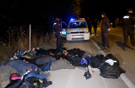 Polisin "dur" ihtarına uymayan göçmen kaçakçıları kaza yaptı, 9 göçmen yakalandı