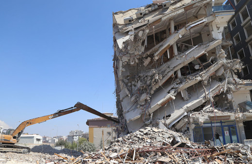 Hatay'da ağır hasarlı binaların kontrollü yıkımı sürüyor