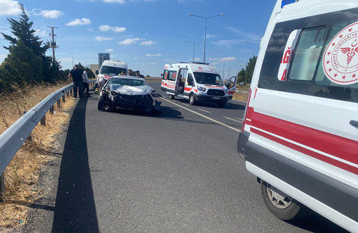 Ters yöne giren otomobil minibüsteki yolculara dehşeti yaşattı! 5 kişi yaralandı