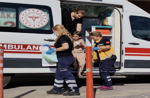 Eli kapıya sıkışan 6 yaşındaki çocuğun parmakları koptu!