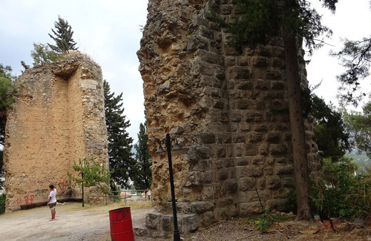 Adana'da asırlık tarihi kaleye sprey boyayla zarar verdiler!