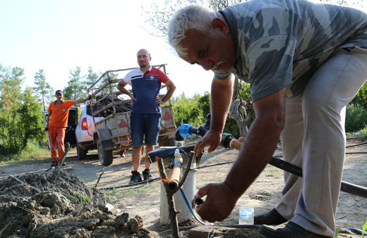 Antalya'da çiftçi su bulmak için sondaj yaptırdı! Çıkan herkesi şoke etti