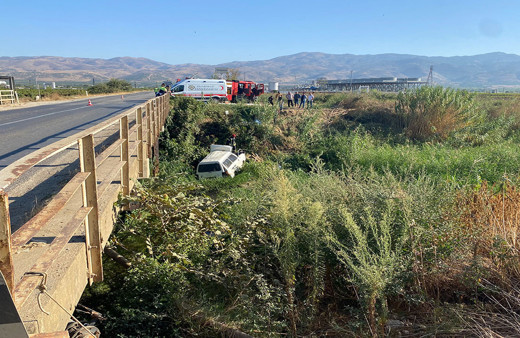 Manisa'da kontrolden çıkan minibüs dereye uçtu!