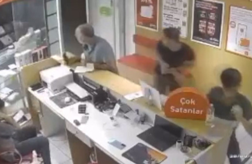 Hasımlarından kaçıp telefoncuya sığındı! Telefoncuyu da kurşunladılar! Dehşet anları kamerada