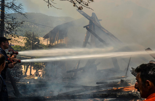 Kastamonu'da yangın! 3 ev ve ahır alev alev yandı