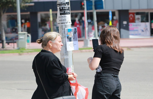 Çöpe asılan intikam dolu ilan görenlerin ağzını açık bıraktı! İki erkeğin fotoğrafını ağır sözlerle ilana verdiler