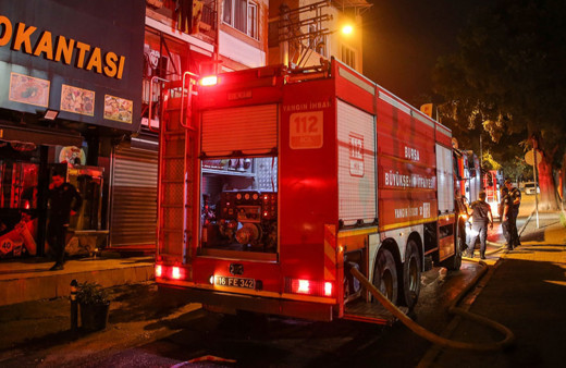 Bursa'da tek katlı 2 ev cayır cayır yandı!!