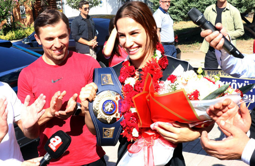 Dünya şampiyonu Buse Tosun Çavuşoğlu, Yalova'da coşkuyla karşılandı!