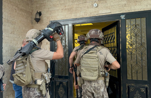 Dublör kullanıp vurgun yaptılar! Zanlılar arasında avukat da var memurlar da! Dublör kameraya yakalandı...