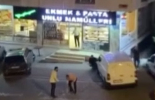 Husumetlilerin kurşun yağdıran kavgasında kurye hedef oldu! O anlar telefon kamerasına yansıdı