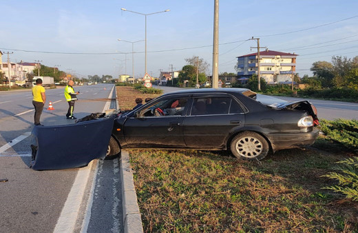 Kontrolden çıkan otomobil öğrenci dolu servise çarptı! 5 kişi yaralandı