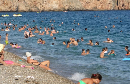 Antalya'da yaz bitmiyor: Sıcaklık 40 dereceyi gördü!