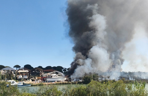 Antalya'da orman yangını! Otluk alanda başlayan yangın lüks tekneye oradan da ormana sıçradı