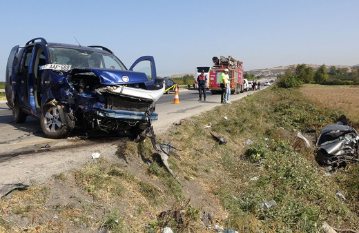 Çanakkale'de acı kaza! 2 otomobil birbirine girdi: 2 ölü, 5 yaralı