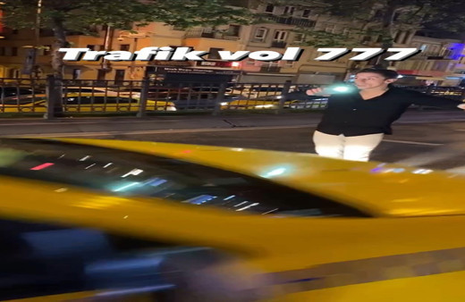 Futbolcudan trafikte şoke eden trafik uygulası! Araçların içini kontrol edip kameraya çekti