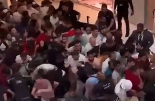 iPhone 15 izdihamı! Pes dedirten görüntüler birbirlerini ezdiler