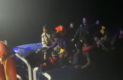 Çanakkale'de büyük kaçak göçmen operasyonu! Lastik botta 92 kaçak göçmen yakalandı